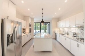 冷蔵庫、電子レンジ、オーブン、コンロ