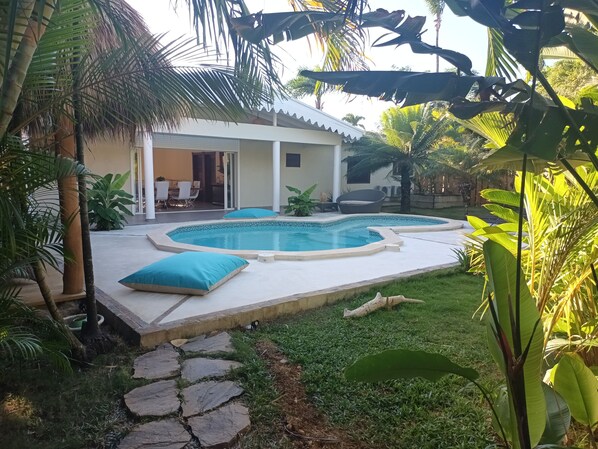 Una piscina al aire libre