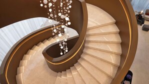 A spiral staircase with a modern design, featuring a central column and a series of steps. - Embassy Suites By Hilton Dubai Business Bay (Dubai)