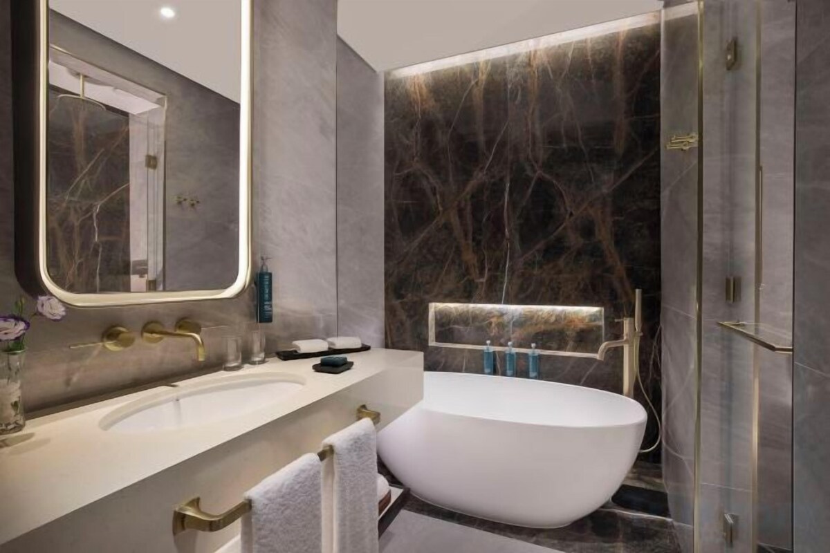 Tina y regadera independientes y amenidades de baño gratuitas 