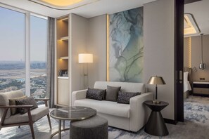 Suite superior, 1 dormitori | Sala d'estar | Televisor LED de 55 polzades amb canals per cable 