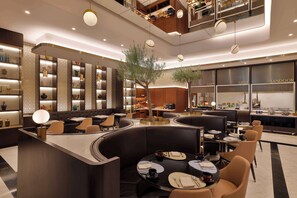 Hi ha 3 restaurants amb plats de cuina mediterrània 