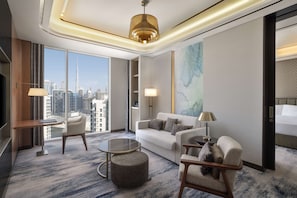 Suite superior, 1 habitación | Área de sala de estar | Televisión LED de 55 pulgadas con canales por cable