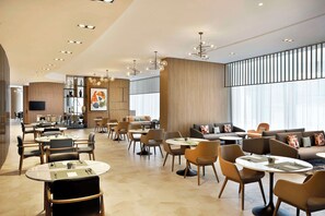 Restaurant - Hilton Garden Inn Dubai Business Bay (Dubai)