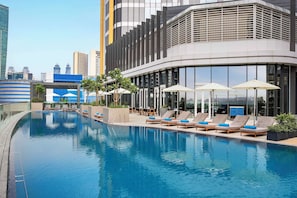 Outdoor pool, pool umbrellas, sun loungers - Hilton Garden Inn Dubai Business Bay (Dubai)
