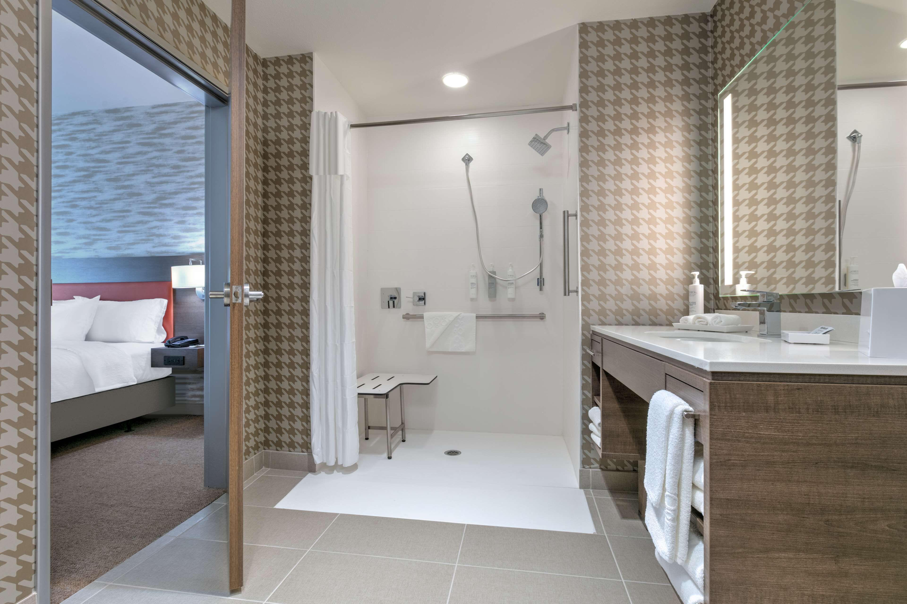 suite, 1 king bed, accessible (roll-in shower) | bathroom | towels