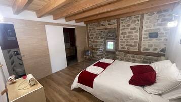 3 bedrooms, travel crib, free WiFi, bed sheets