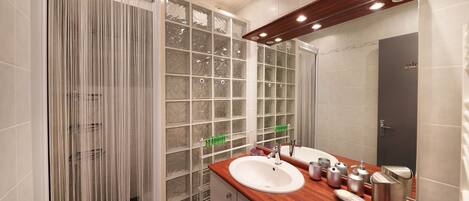 Un bany modern amb un penjallera de fusta, una cabina de dutxa amb vidre i un mirall gran.