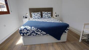 2 dormitorios, tabla de planchar con plancha, cuna de viaje