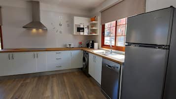 Frigorífico, microondas, placa de cocina y lavavajillas