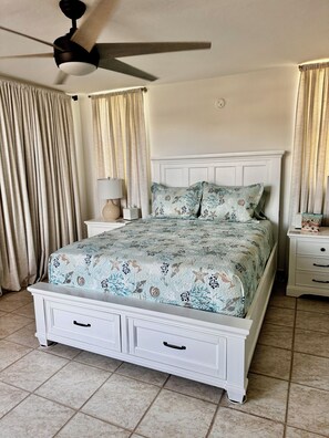 3 makuuhuonetta, tallelokero huoneessa, työpöytä, silitysrauta/-lauta