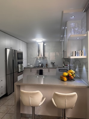 Frigorifero, microonde, forno, piano cottura