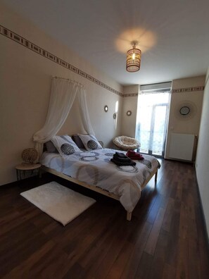 3 bedrooms, desk, iron/ironing board, travel cot