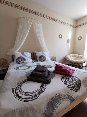 3 camere, una scrivania, ferro/asse da stiro, culla da viaggio