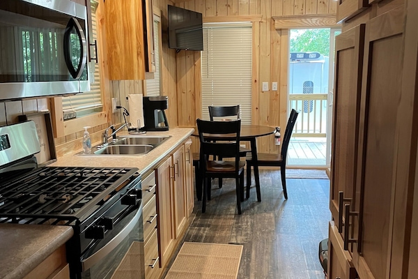 Frigorífico, microondas, horno y placa de cocina