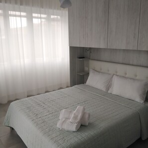 3 chambres, fer et planche à repasser, Wi-Fi, draps fournis