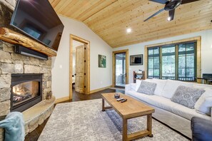 TV, fireplace, stereo - Lakefront Gem w/ Fire Pit in Chinquapin Resort! (Glenville)