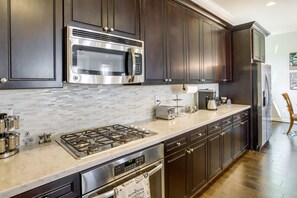 Fridge, microwave, stovetop, dishwasher - Houston Home w/ Rooftop Patio & Downtown Views! (Houston)