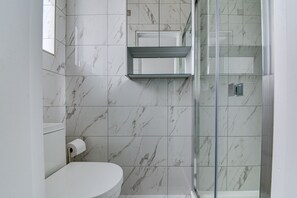 Ducha, secador de pelo, toallas