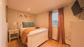 3 bedrooms, desk, travel crib, WiFi
