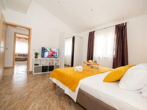 4 bedrooms, iron/ironing board, free WiFi, bed sheets - Holiday Home near Trogir (Kaštel Štafilic)