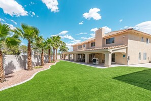 Exterior - Vegas Fever 5BR Swim Spa Hot Tub Game Room EV Charge<br> (Las Vegas)