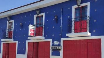 Vista frontal de la propiedad