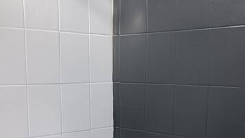 Habitación triple estándar, 1 habitación | Baño | Regadera, toallas, jabón, shampoo