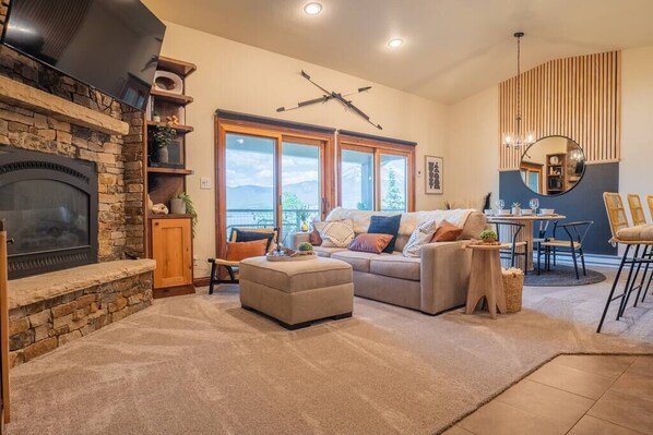 Una televisión, una chimenea, una oficina