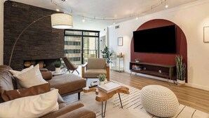 Een moderne woonkamer met een bank, salontafel en een televisie.