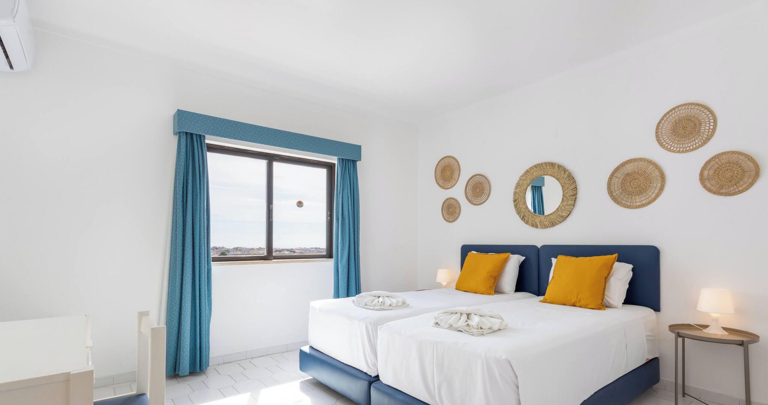 Een bureau, een strijkplank/strijkijzer, gratis wifi