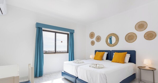 Een bureau, een strijkplank/strijkijzer, gratis wifi