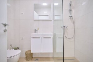 Shower, hair dryer, towels, soap - Apartment Queen (Trogir)