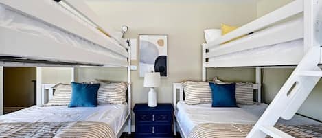 Tabla de planchar con plancha, wifi y ropa de cama