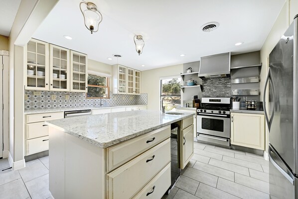 Kühlschrank, Ofen, Herdplatte, Geschirrspüler