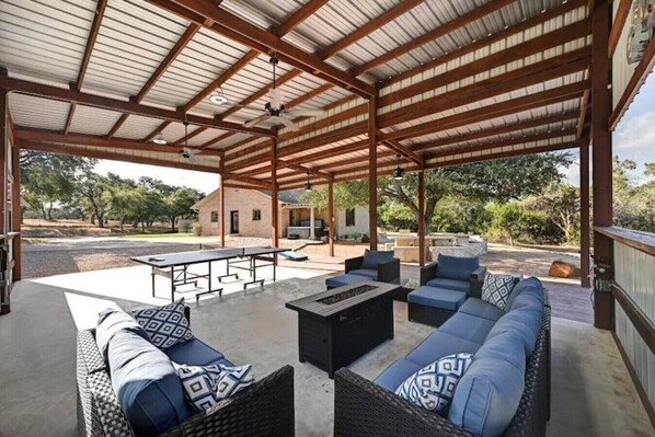 Terrace/patio - Secluded Hill Country Retreat: Bunkhouse and Spa (Austin)