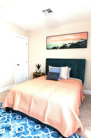 4 bedrooms, in-room safe, iron/ironing board, free WiFi - Extravagant 4bd-2bth Home! FREE Off st parking! Games! Jacuzzi tub! (New Orleans)