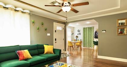 Extravagant 4bd-2bth Home! FREE Off st parking! Games! Jacuzzi tub!