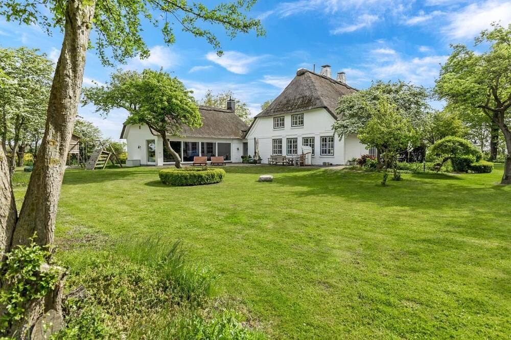 Inselblume 84 - Luxury vacation house with thatched roof in the countryside