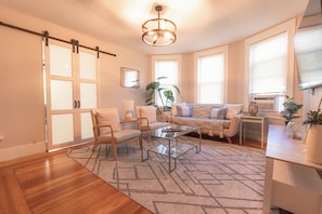 TV - Spacious 3BR - Walk to Downtown Salem, Game Room!<br> (Salem)