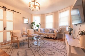 TV - Spacious 3BR - Walk to Downtown Salem, Game Room!<br> (Salem)