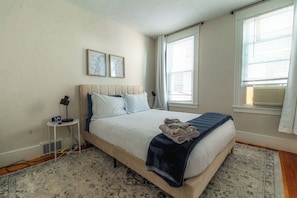 3 bedrooms, WiFi, bed sheets - Spacious 3BR - Walk to Downtown Salem, Game Room!<br> (Salem)