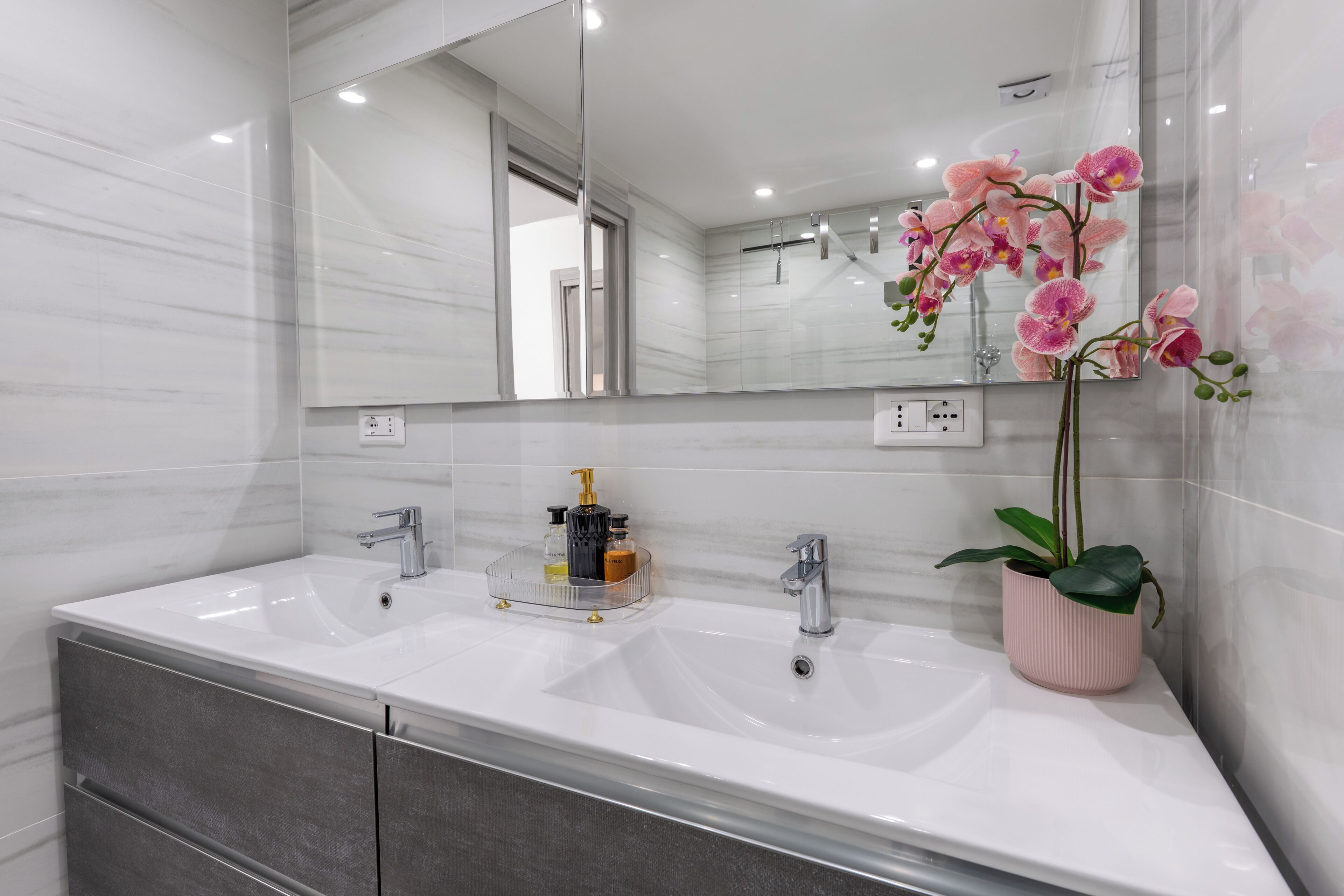 淋浴设施、吹风机、毛巾、肥皂