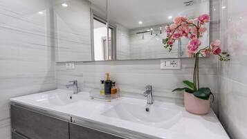 Doccia, asciugacapelli, asciugamani, sapone