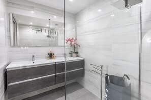 Shower, hair dryer, towels, soap - Casa Dolce Vita Ventimiglia Holiday Home  (Ventimiglia)