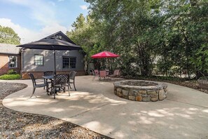 Outdoor dining - Five Points Charmer: Delightful 3BR Cottage in Five Points, Complete W/Fire Pit. (Athens)