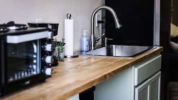 Refrigerador, microondas, cafetera y tetera y tostadora