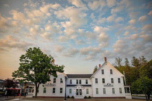 Queen Ste at Public House, food trucks & craft beer on site, walk to UNH & town