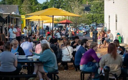 Coveted Public House suite, food trucks & craft beer on site, walk to UNH & town