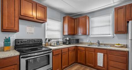 The Coral Door. 2 bdrm 1 bath Unit. Sleeps 5. Linens Included!